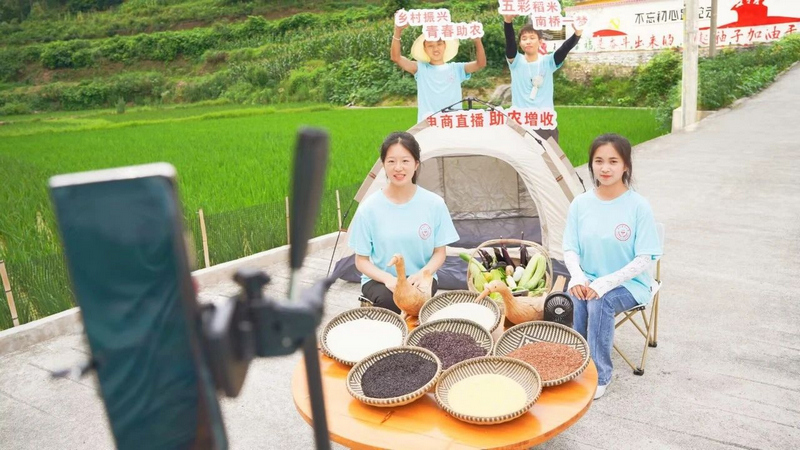 实践团队开展直播助农活动。beat365在线唯一官网供图