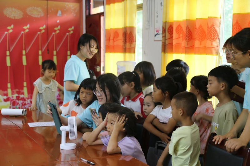 实践团队正带领农村少年儿童观看贵州红色纪念馆云展厅相关学习视频。beat365在线唯一官网供图