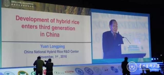 86岁高龄的杂交水稻之父袁隆平老先生用英文介绍了杂交水稻在中国的发展,在会场引起了不小的轰动效应。