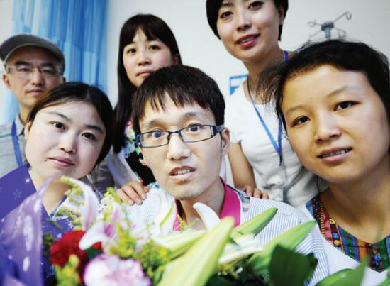 考试结束后,同学老师与李文涛在病房里合影,李文涛说,这就算是自己的毕业照了