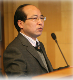 welcome欢迎光临威尼斯集团创新论坛第一千零一讲暨校庆118周年学术讲座：从天然黏土矿物绿色制备高性能SRC脱硝分子筛