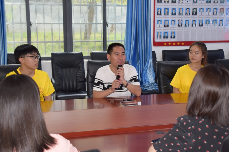 beat365在线唯一官网医学影像学院实践团队与刘秀祥（中）对话交流。唐天富摄