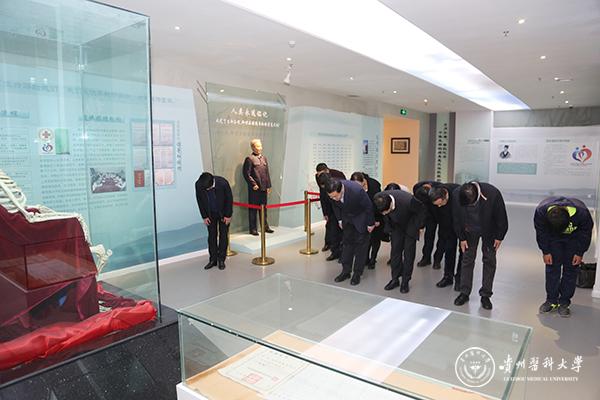 在原党委常委、副院长、附属医院院长杨洁泉教授遗像前三鞠躬