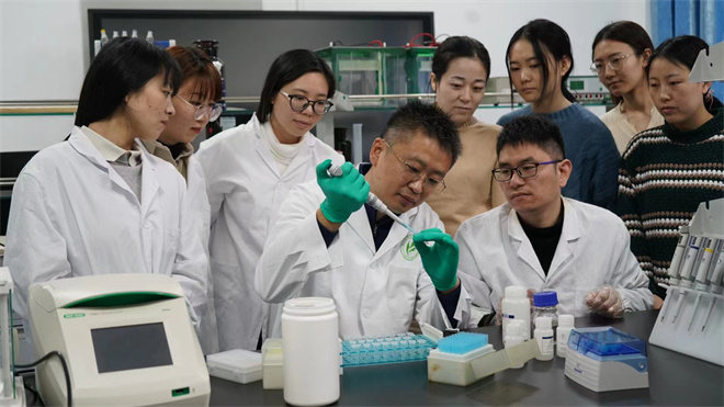 Science封面文章:welcome欢迎光临威尼斯集团金丝猴研究团队首次系统揭示灵长类社会演化之谜_fororder_齐晓光正在做实验,右侧为武进伟,左一为赵兰