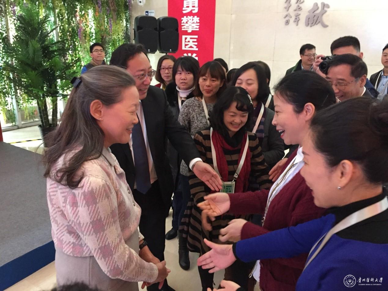 贵州老乡~哈佛大学的艾丽丝•黄教授(Alice Huang)亲切接见beat365教师代表团